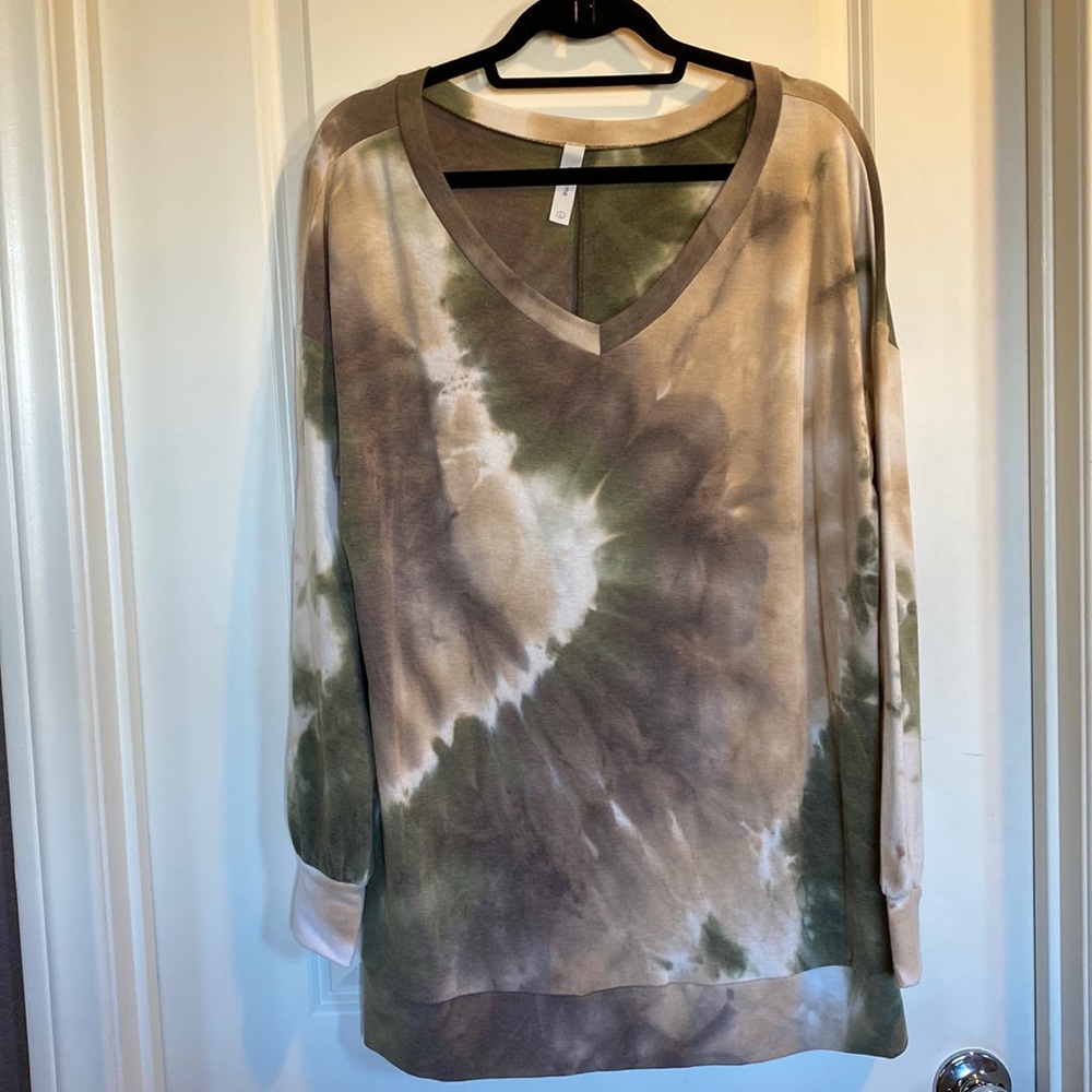 Honeyme. Large. Tie Dye. N-Neck. Long sleeve Weekender. Side Slit. Worn Once.